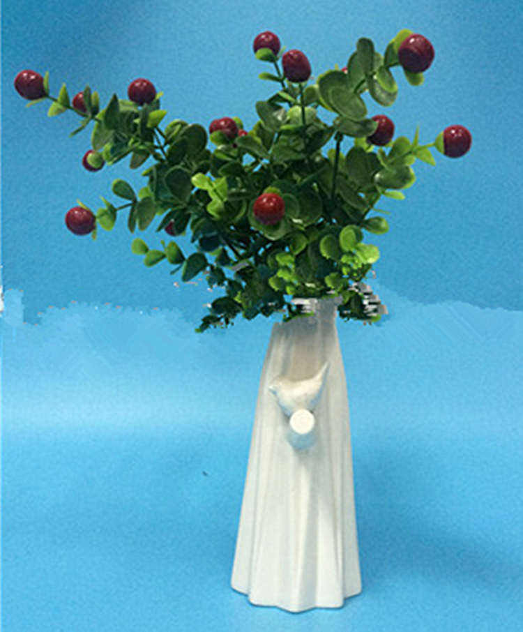White Modern Ceramic Vase from the Youli collection by Xiamen Youli