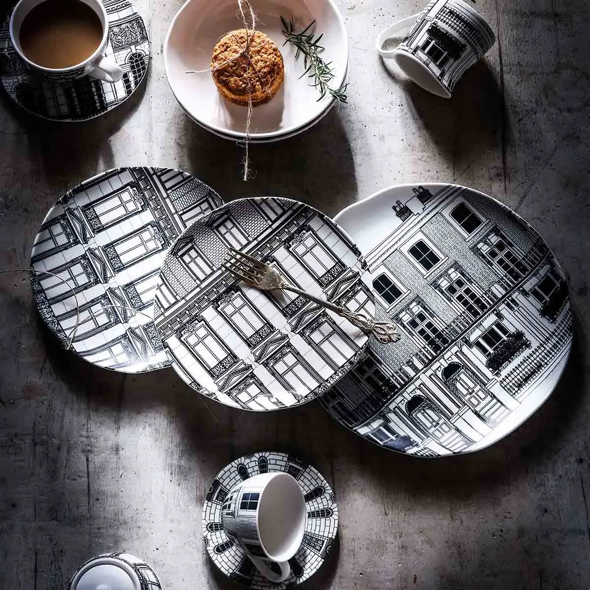 Modern Ceramic Serving Plates 2 from the Youli collection by Xiamen Youli